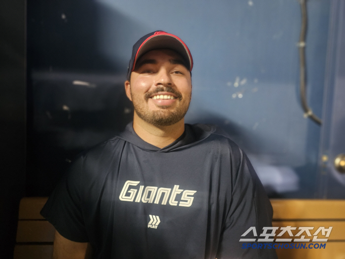 Incredible sight, shudder all over... The world's most passionate Lotte fan's roar is an energy source, and an autumn baseball evangelist who challenges 100 miles