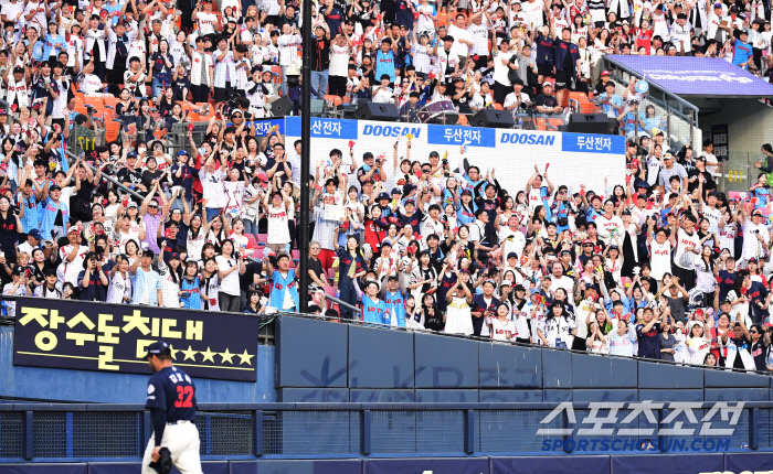Incredible sight, shudder all over... The world's most passionate Lotte fan's roar is an energy source, and an autumn baseball evangelist who challenges 100 miles