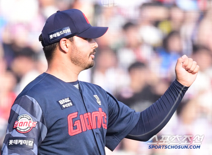 Incredible sight, shudder all over... The world's most passionate Lotte fan's roar is an energy source, and an autumn baseball evangelist who challenges 100 miles
