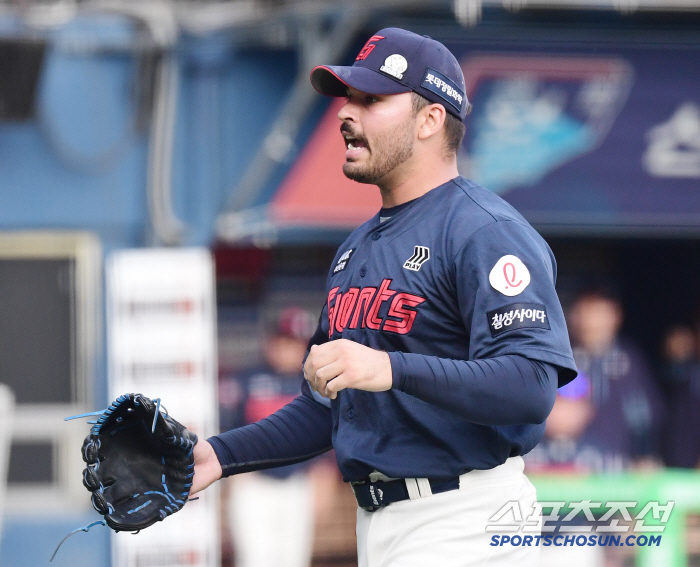 Incredible sight, shudder all over... The world's most passionate Lotte fan's roar is an energy source, and an autumn baseball evangelist who challenges 100 miles