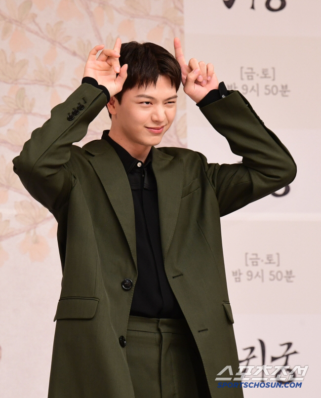 Yook Sung-jae Reflects on Dual Role Success in ‘The Haunted Palace’