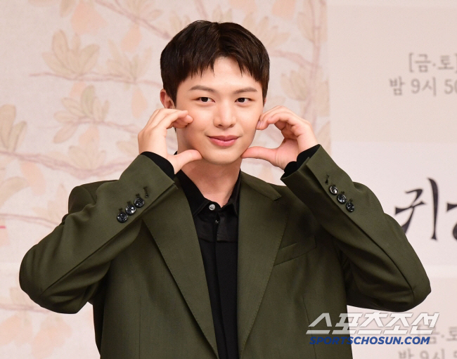 Yook Sung-jae Reflects on Dual Role Success in ‘The Haunted Palace’