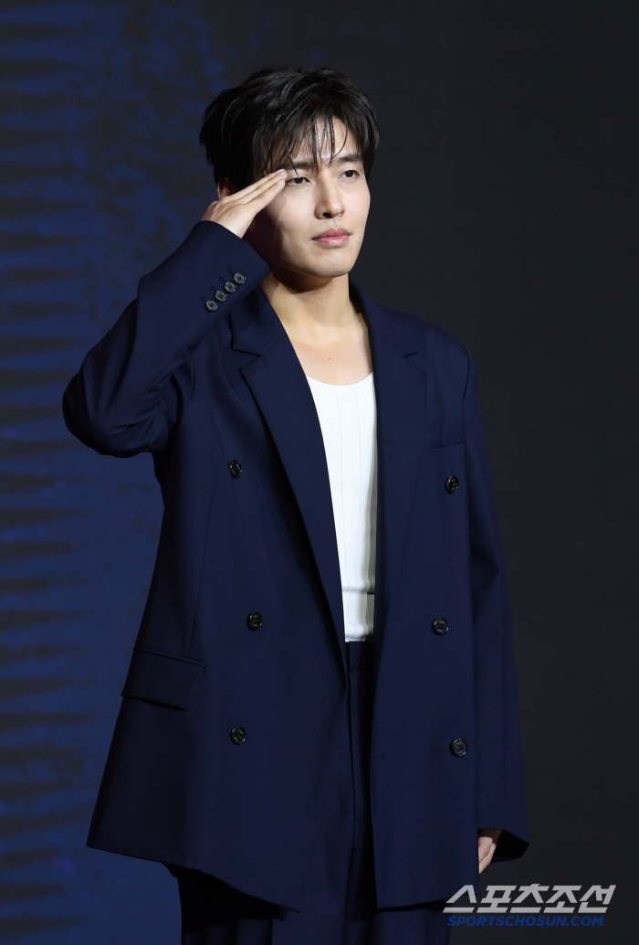  Kang Ha-neul's angular hands salute