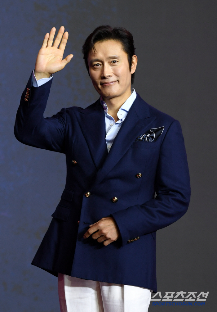  Lee Byung Hun, chic greeting
