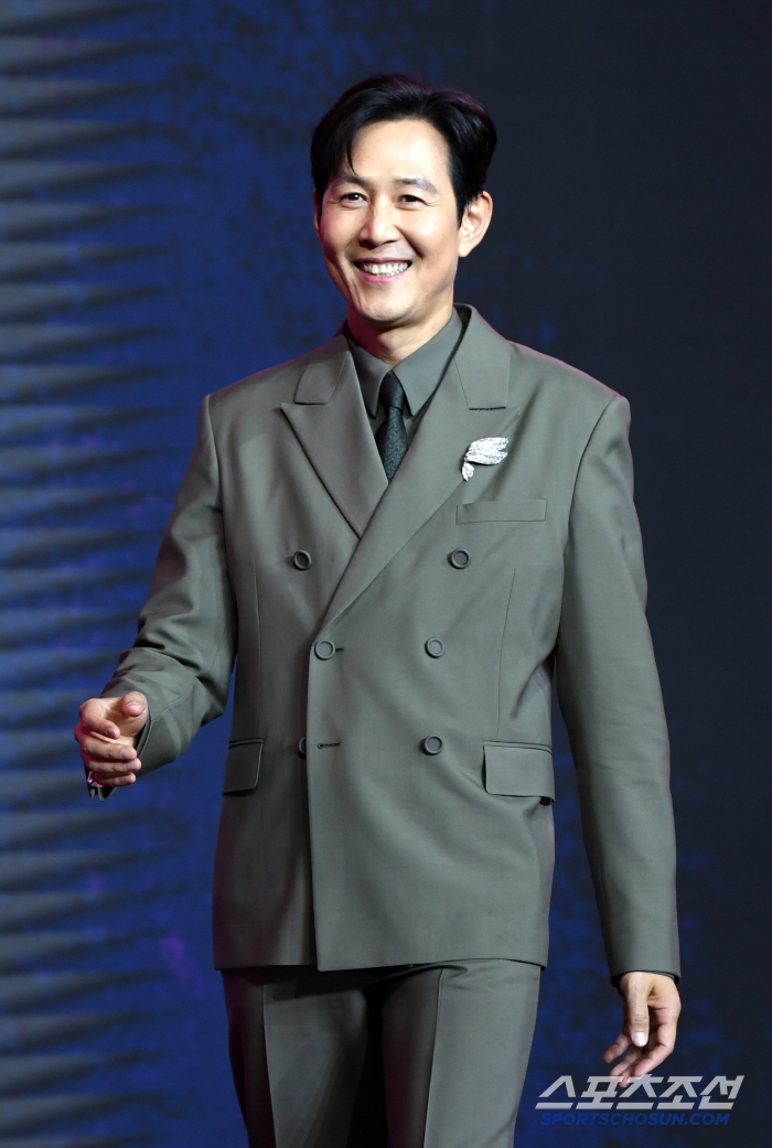  Lee Jungjae's bright smile