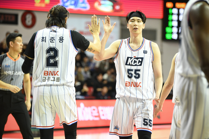 Should I keep the Big 5 Busan KCC Super Team...The question of selecting 1.4 billion won in cash as compensation for KT and Huh Hoon is salary cap
