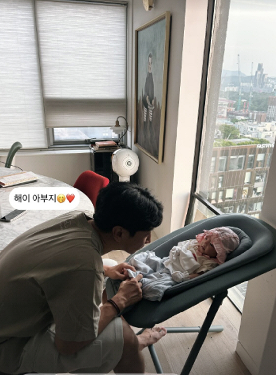 Son Dambi shed tears over her 60-day daughter's single-handed parenting. Today, my father is with me