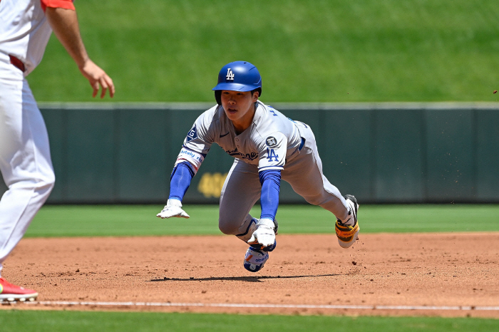 Why can't Roberts trust Kim Hye-sung 100%? Dodgers fans were angry as they replaced even after a triple
