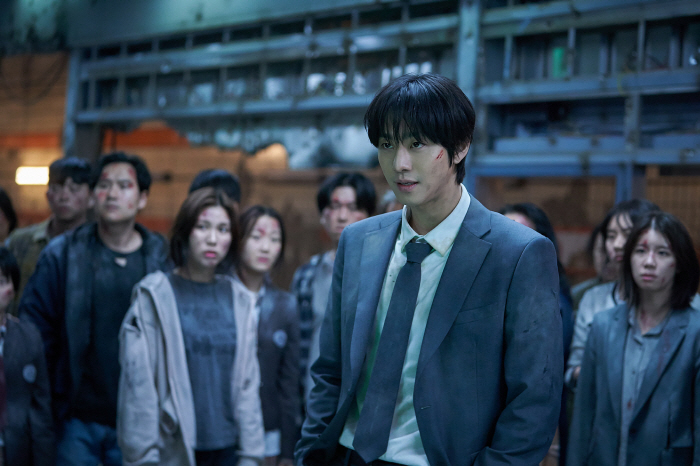 Ahn Hyo-seop I am the only reader who knows the end of the world...A strong screen debut with a full-reading poem