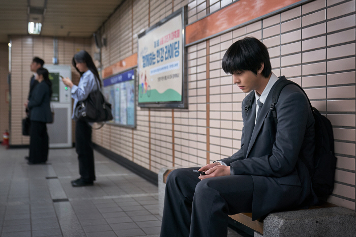 Ahn Hyo-seop I am the only reader who knows the end of the world...A strong screen debut with a full-reading poem