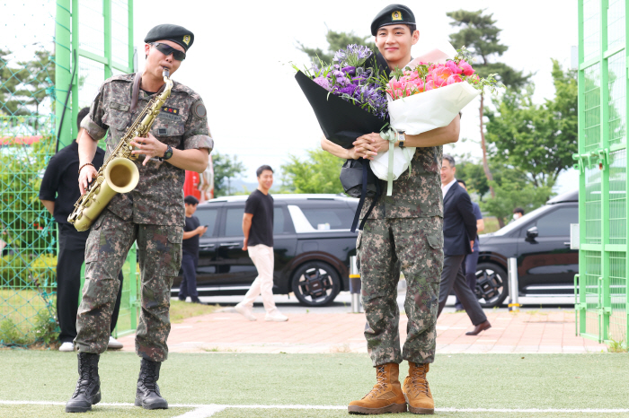 RM Plays Saxophone, V Thanks Fans BTS Members Celebrate Emotional Discharge