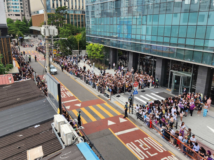 Celebrating RM and V's discharge from the military, the atmosphere of the festival in front of the Hive headquarters in Yongsan, Seoul