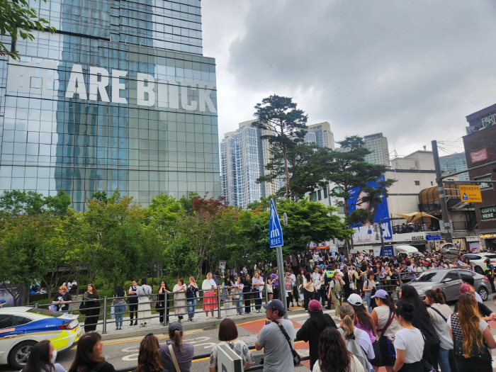 Celebrating RM and V's discharge from the military, the atmosphere of the festival in front of the Hive headquarters in Yongsan, Seoul