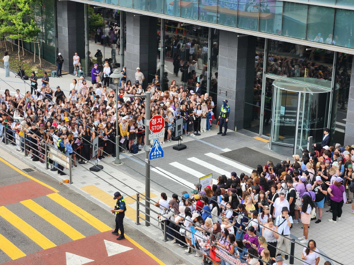Celebrating RM and V's discharge from the military, the atmosphere of the festival in front of the Hive headquarters in Yongsan, Seoul