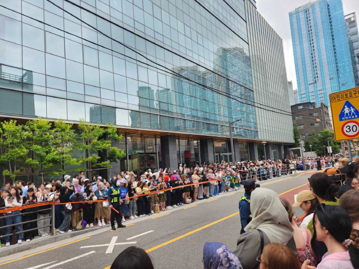 Celebrating RM and V's discharge from the military, the atmosphere of the festival in front of the Hive headquarters in Yongsan, Seoul