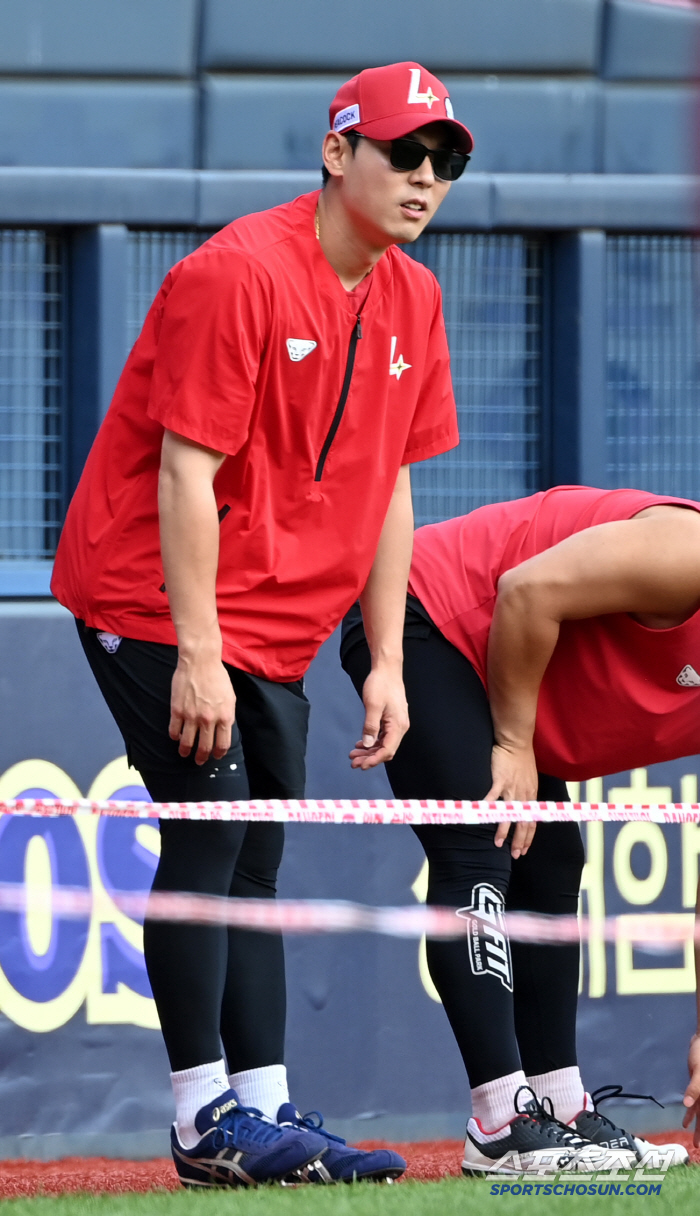 Chew some gum, loosen a button or two, and coach Lee Sung-yong's unusual order for the transfer student's first start. Why