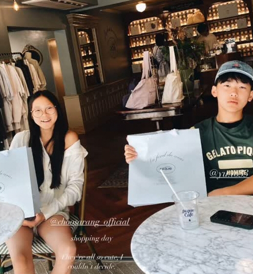 Choo Sa-rang and Yuto, best friends who always catch shopping dates