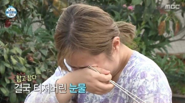  Park Na-rae says goodbye to her grandmother who was with Na Hon-san...the sorrow of having all one's grandparents gone