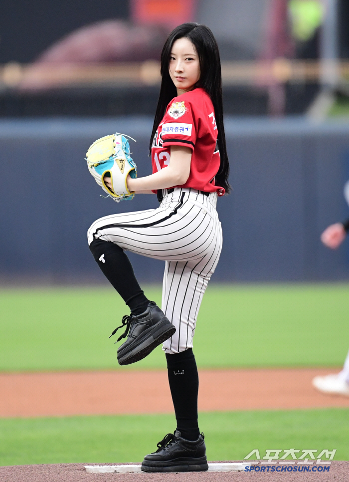 Tigers' real fan Artemis Hasl visited the championship for the second consecutive year and is honored to throw the first pitch