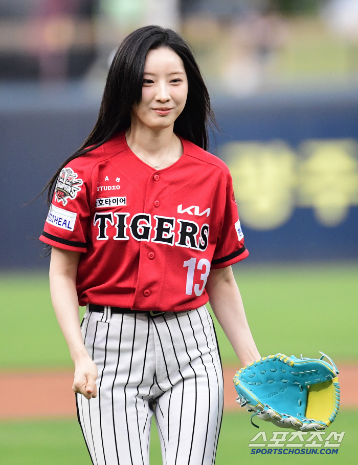 Tigers' real fan Artemis Hasl visited the championship for the second consecutive year and is honored to throw the first pitch