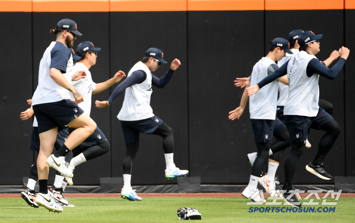 Even when Ponce hyung is training, Moon Dong-ju is stuck next to him, so he's in a pleasant mood for the eagle's training.