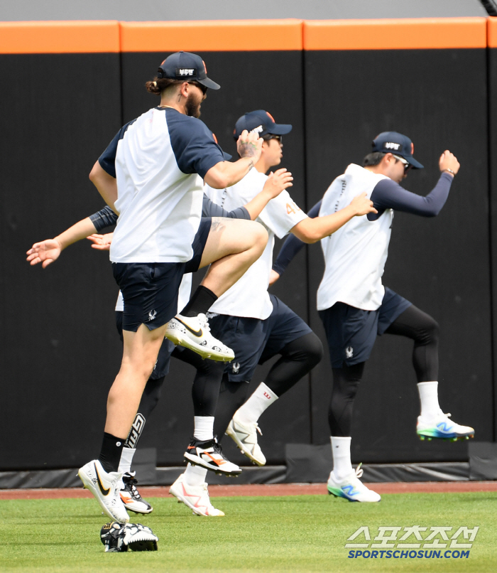 Even when Ponce hyung is training, Moon Dong-ju is stuck next to him, so he's in a pleasant mood for the eagle's training.