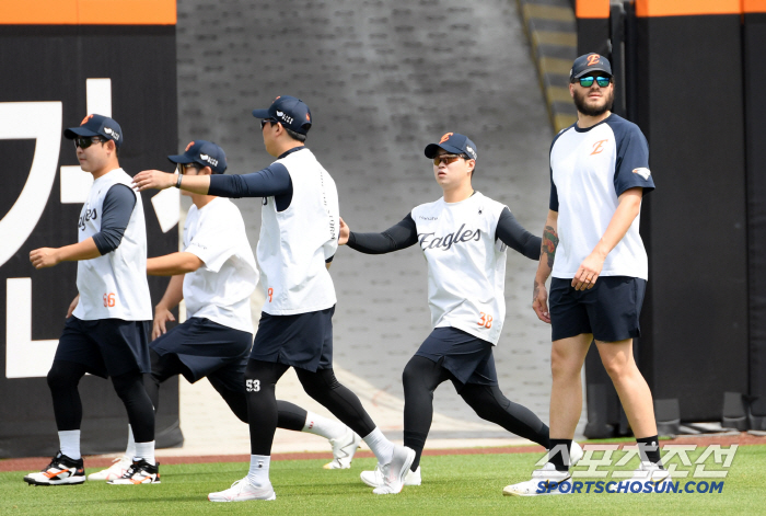 Even when Ponce hyung is training, Moon Dong-ju is stuck next to him, so he's in a pleasant mood for the eagle's training.