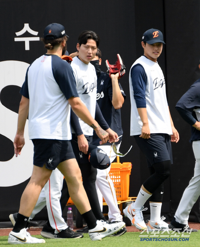 Even when Ponce hyung is training, Moon Dong-ju is stuck next to him, so he's in a pleasant mood for the eagle's training.