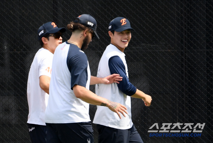 Even when Ponce hyung is training, Moon Dong-ju is stuck next to him, so he's in a pleasant mood for the eagle's training.