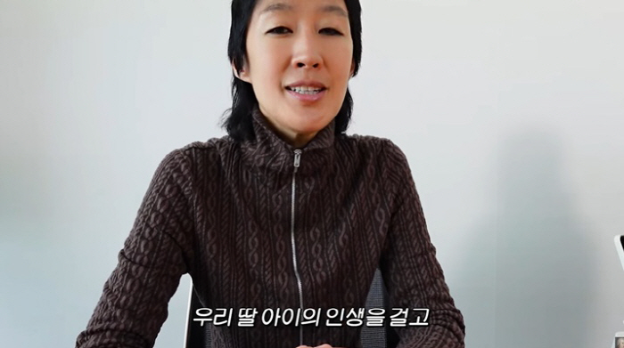Hong Jin-kyung even bet her daughter's life on the controversy over red clothes and has no political color. 