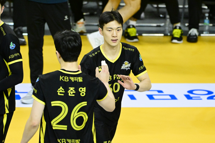 I couldn't give up...Training → The perseverance shown by the official younger brother, the Rookie of the Year is back
