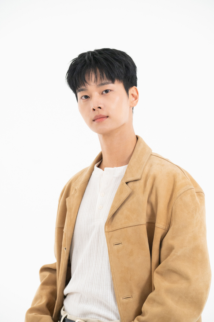  Cha Hak-yeon grew a lot in the early days of his debut, when he couldn't even space out (Song of the Sun)