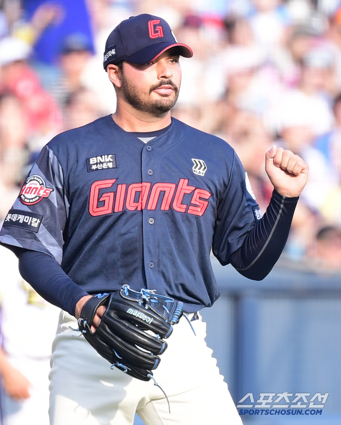 Is it meaningful to analyze the power? The overwhelming ball power Lotte's new ace looks forward to a soft landing, but the real concern is on the other side? 