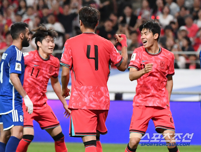 Jeon Jin-woo's A-match debut goal explosion → An average of 25.7 years old experiment with the best 11, Hong Myung-bo-ho led by 10...Son Heung-min on standby for the second half