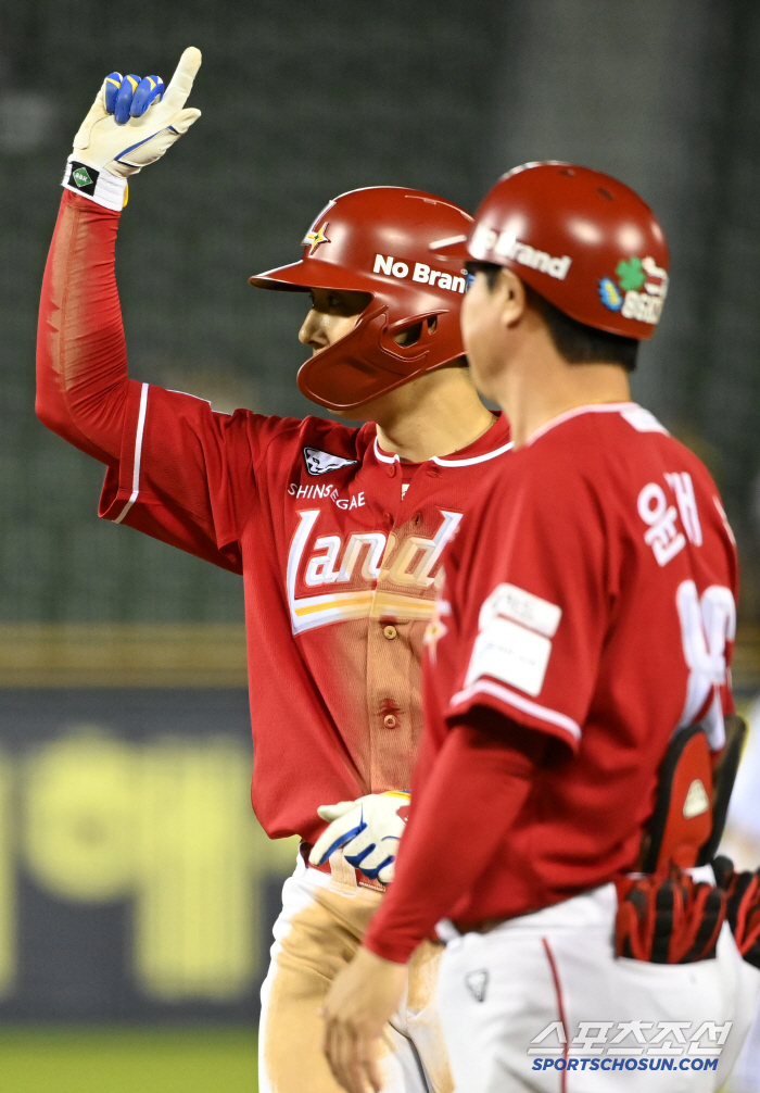 Kim Sung-wook's three hits and two RBIs in the butterfly effect, which was born by an error, reported a brilliant transfer. 1G difference with Samsung, which is ranked third in SSG. LG also gave Hanwha 0.5G car