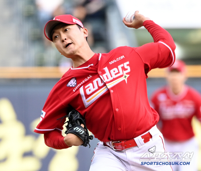 Kim Sung-wook's three hits and two RBIs in the butterfly effect, which was born by an error, reported a brilliant transfer. 1G difference with Samsung, which is ranked third in SSG. LG also gave Hanwha 0.5G car