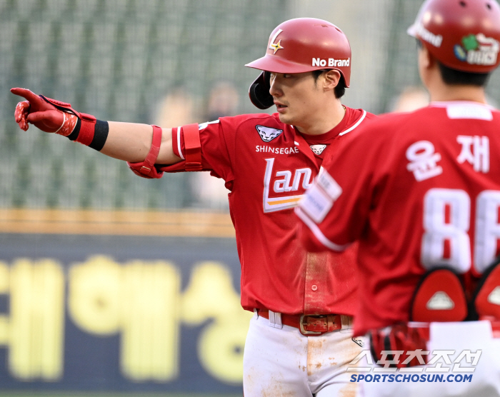 Kim Sung-wook's three hits and two RBIs in the butterfly effect, which was born by an error, reported a brilliant transfer. 1G difference with Samsung, which is ranked third in SSG. LG also gave Hanwha 0.5G car