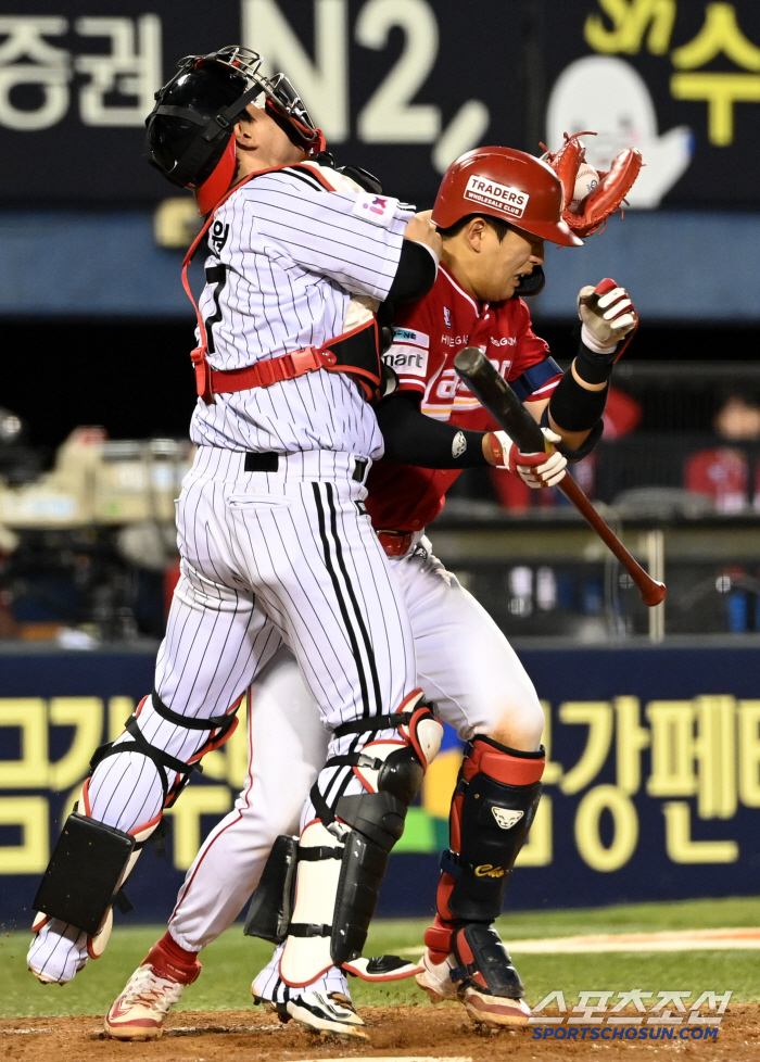Kim Sung-wook's three hits and two RBIs in the butterfly effect, which was born by an error, reported a brilliant transfer. 1G difference with Samsung, which is ranked third in SSG. LG also gave Hanwha 0.5G car