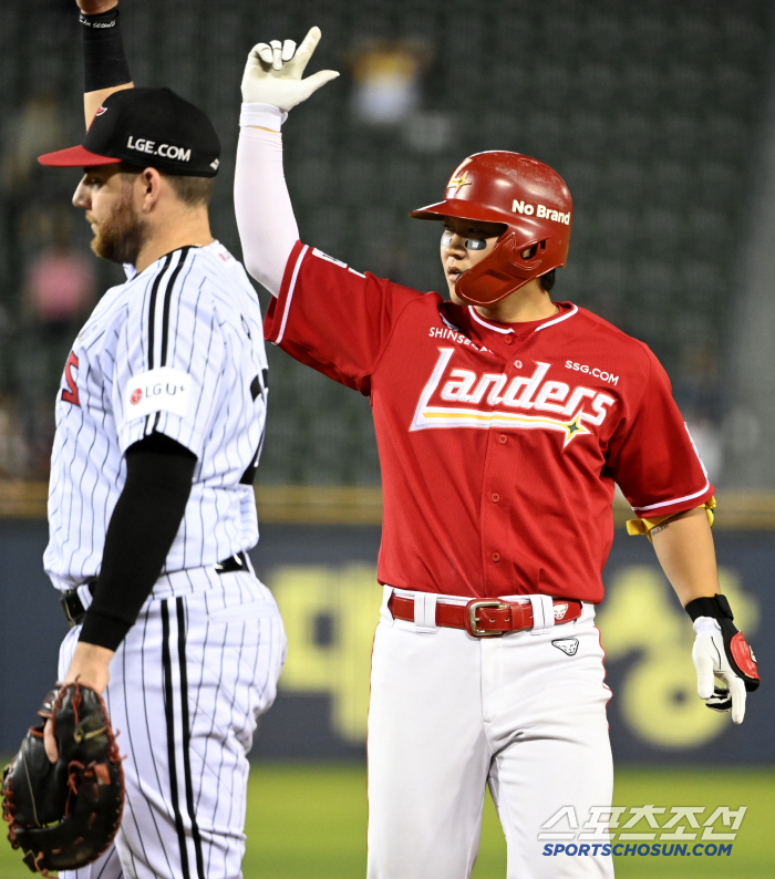 Kim Sung-wook's three hits and two RBIs in the butterfly effect, which was born by an error, reported a brilliant transfer. 1G difference with Samsung, which is ranked third in SSG. LG also gave Hanwha 0.5G car