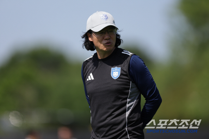 Lee Chung-yong meets his EPL Palace teammate Zaha in preparation for the Club World Cup with Ulsan and Charlotte