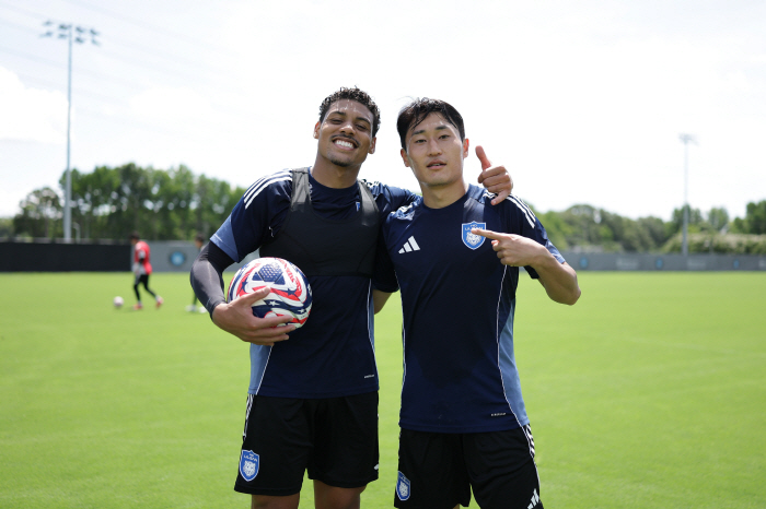 Lee Chung-yong meets his EPL Palace teammate Zaha in preparation for the Club World Cup with Ulsan and Charlotte