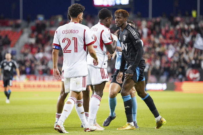 Lee Chung-yong meets his EPL Palace teammate Zaha in preparation for the Club World Cup with Ulsan and Charlotte