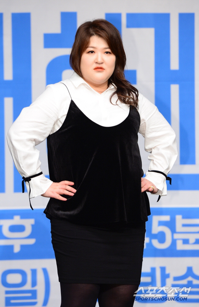 Lee Kuk-joo, who left, was victimized by indiscriminate assault Your head is on the bus pole