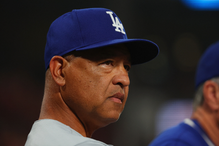 Manager Roberts, are you really going to do this? Kim Hye-sung, a tiebreaking double against left-handed pitchers → Shocking to replace the pinch hitter at the next batter's box. The changed batter is struck out