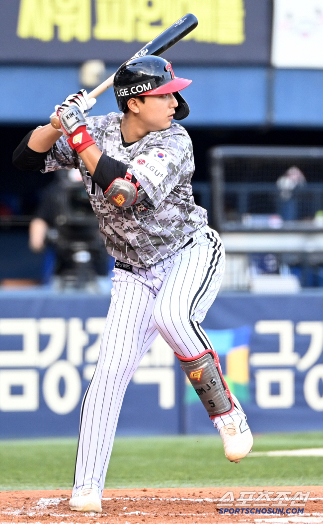 Overcoming the pain of Hong Chang-ki's collision, Oh Ji-hwan's vacancy, and infielders who are prospective later fill it, but the first-team call-up opportunity was held again in a month