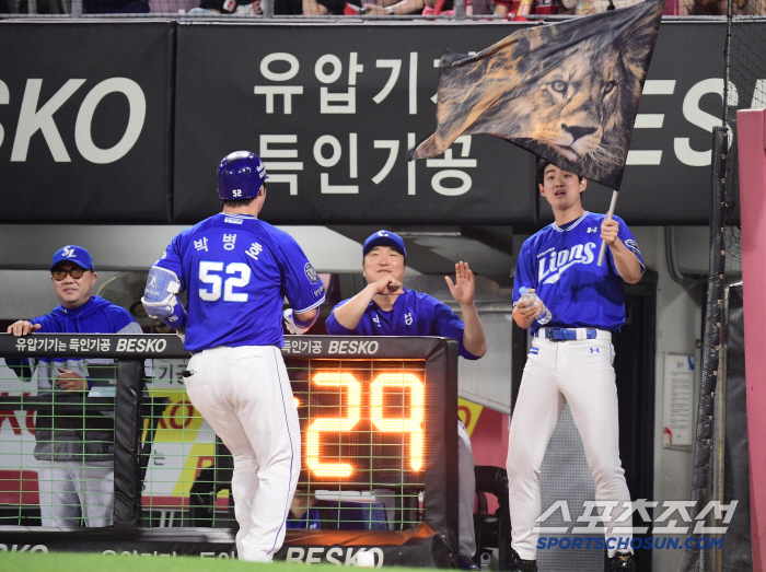 The people are strong! The 11th shot of all time...I got Seunggi