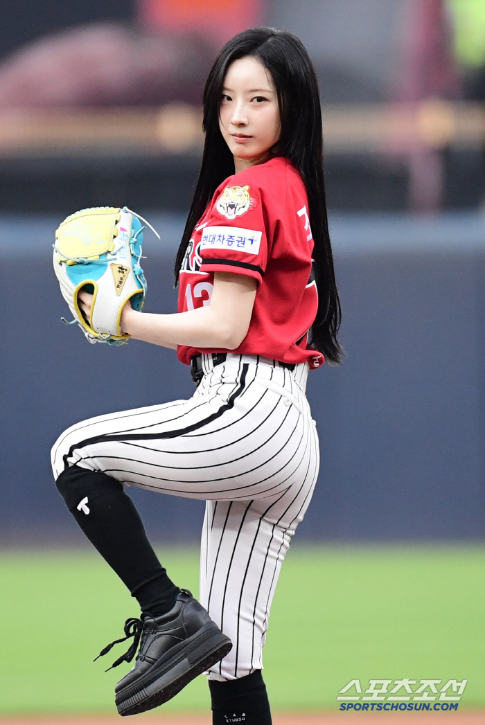  Full Haseul Tigers uniform and powerful first pitch