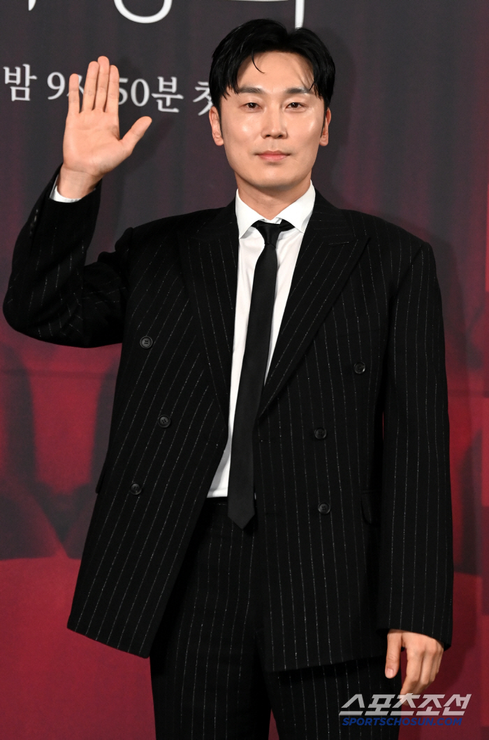  Seohyunwoo's hand greeting is cool, too