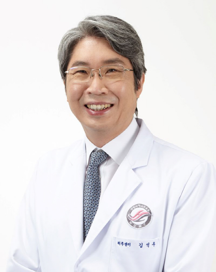 Prof. Kim Seok-woo of Hallym University Sacred Heart Hospital, the new chairman of the Korean Society of Vertebral Surgeons, improves professionalism and global competitiveness