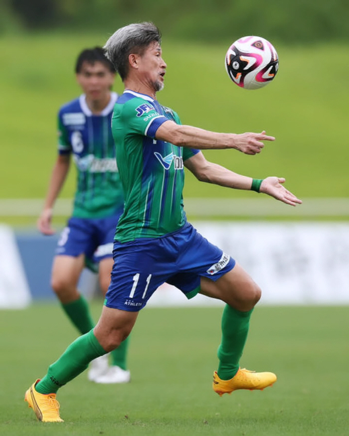 A record that is unimaginable. Legend is about to play in his 40th professional season, and he is still preparing to play for the first time in the season while dreaming of playing on the ground